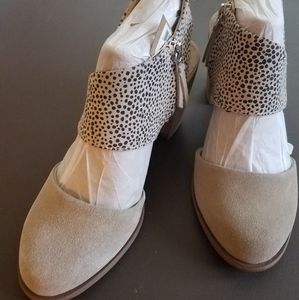 Toms Majorca cobblestone closed toe mini cheetah heels NWT